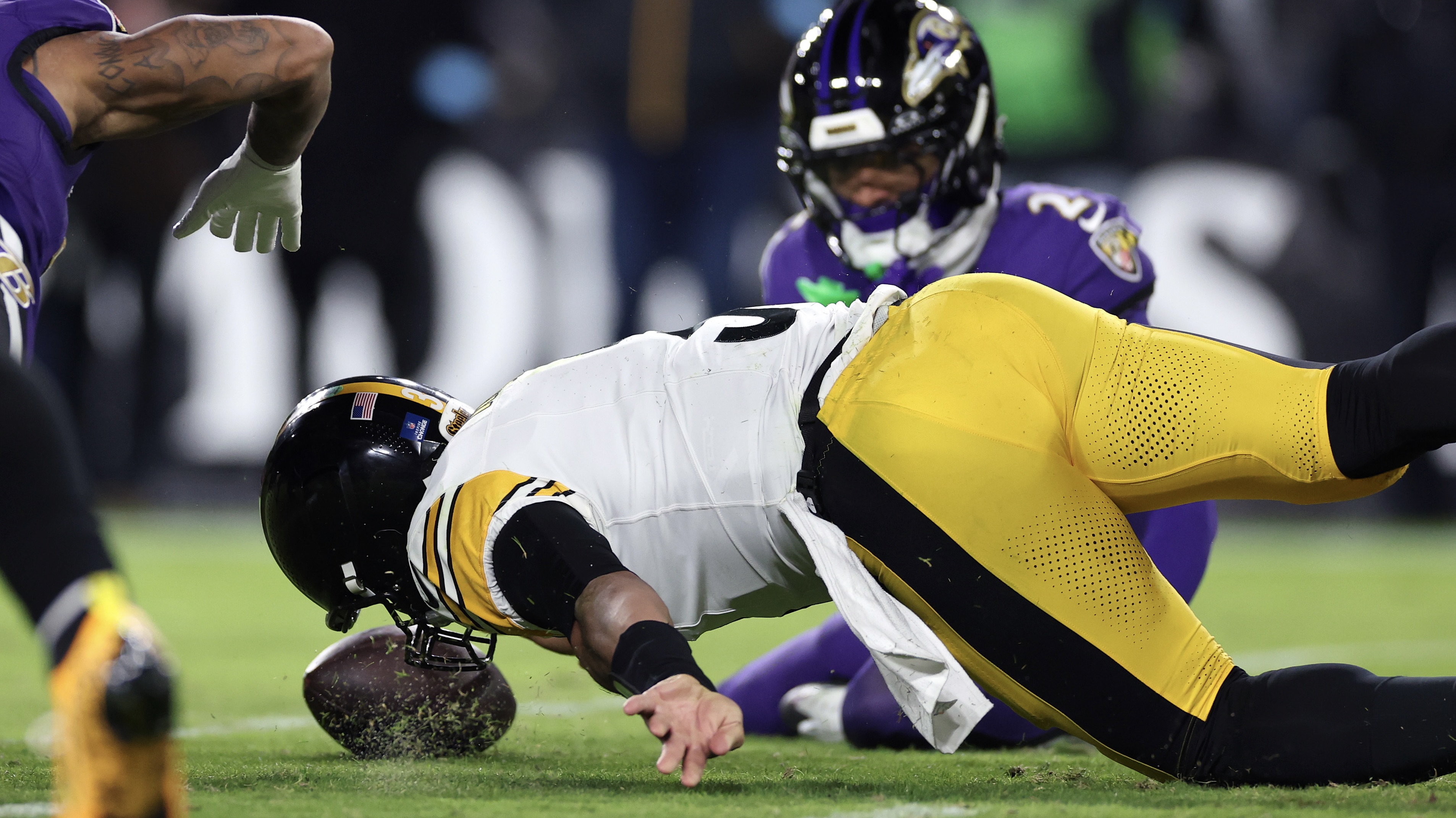 Russell Wilson scrambles for a lost fumble in the second quarter Saturday in Baltimore.