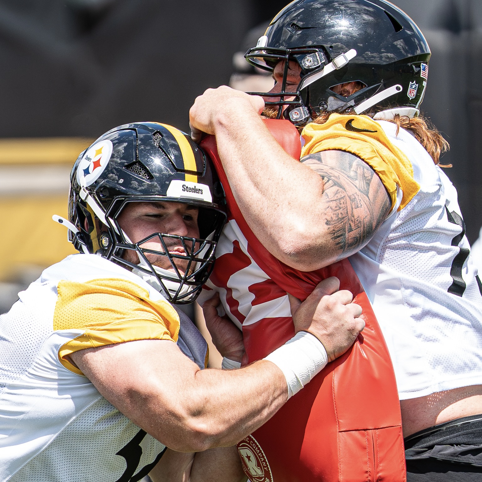 Zach Frazier vs. Gennings Dunker in an offensive-line drill Thursday on the South Side.
