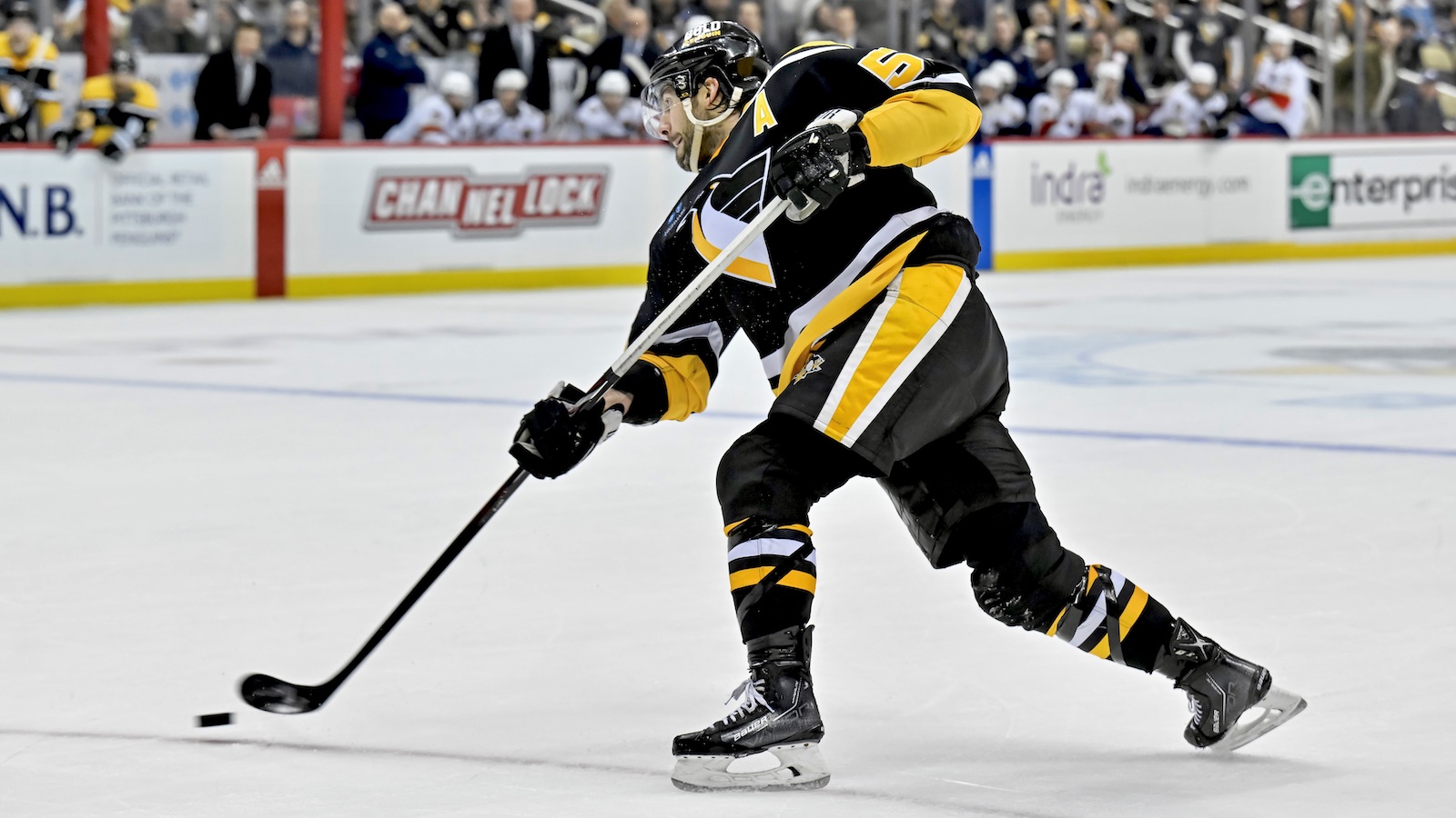 Penguins honor Kris Letang for skating in 1,000th career NHL game
