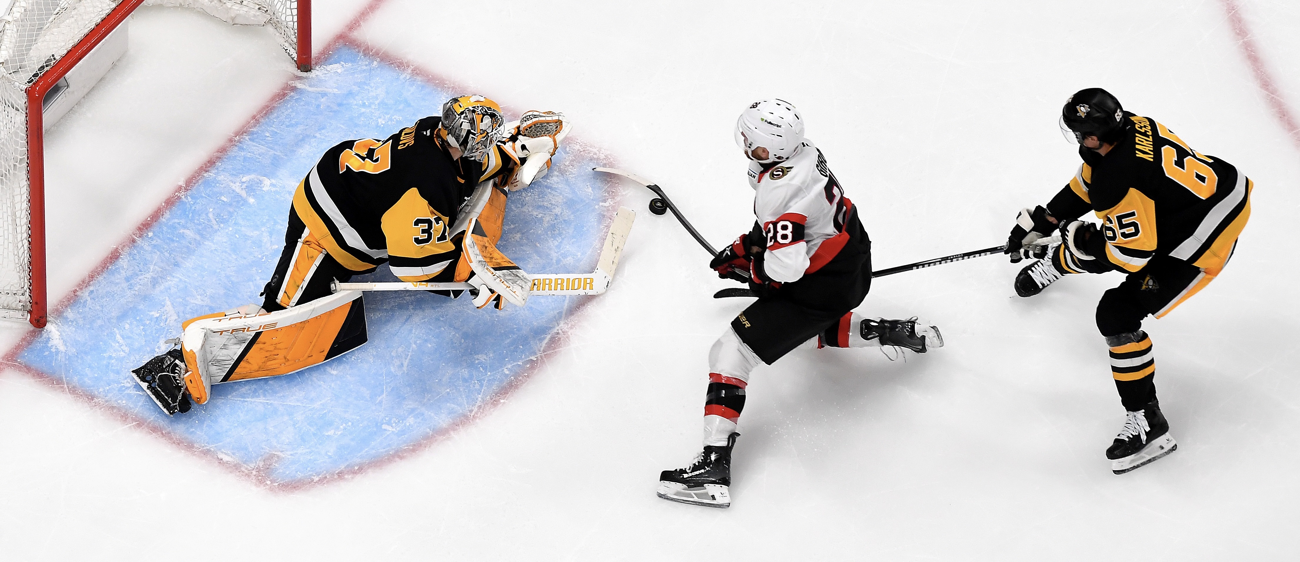 Claude Giroux scores the game-winning goal in the third period of the Penguins' 3-2 loss to the Senators Monday night at PPG Paints Arena.