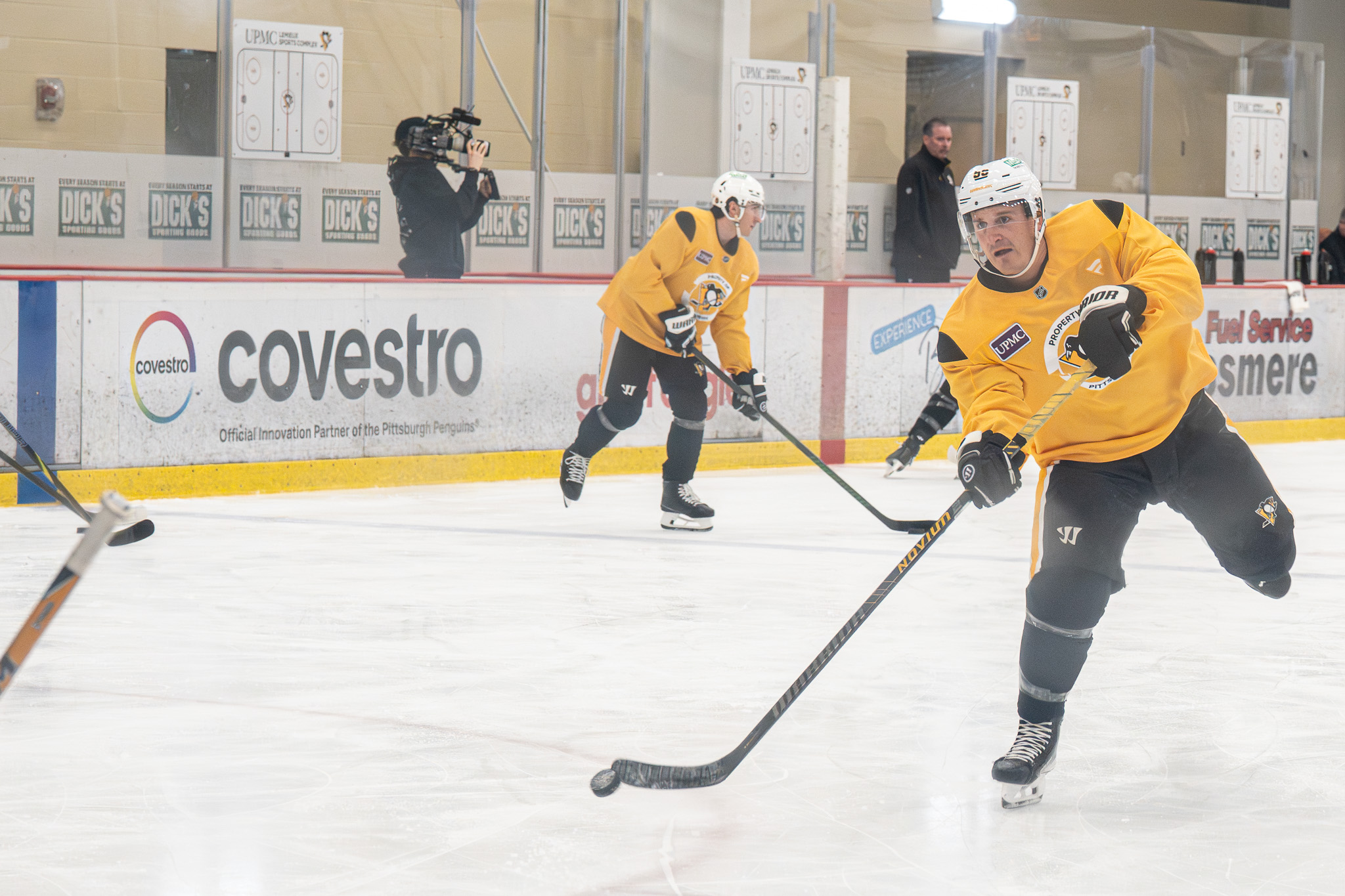 Noel Acciari shoots.