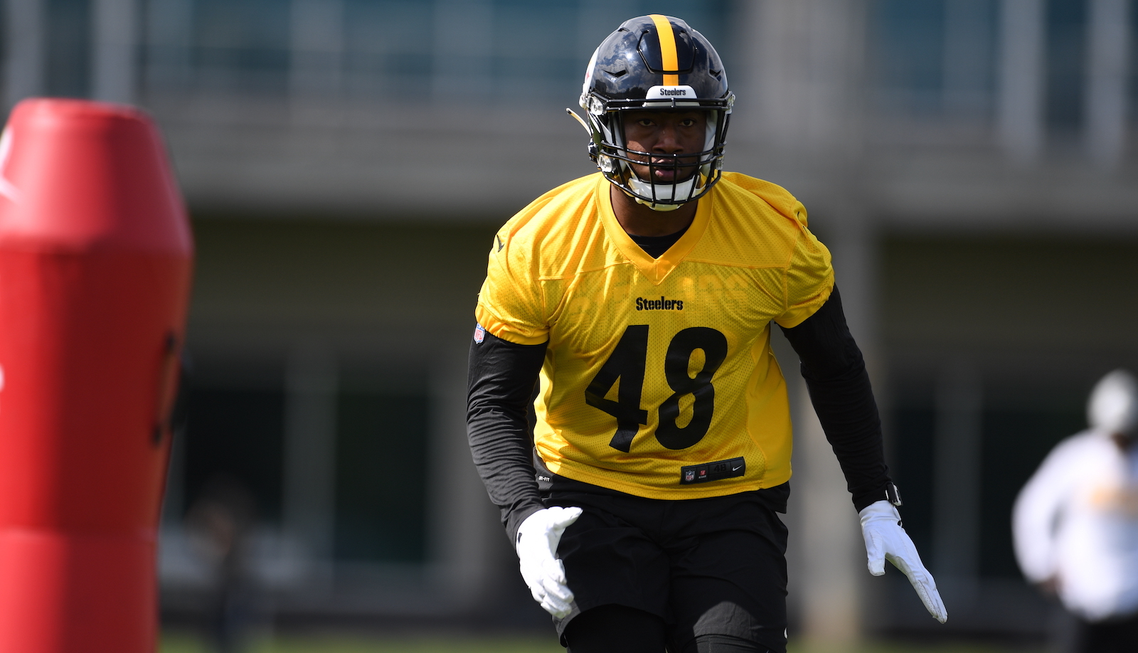 Roche signs rookie contract, adjusting to Steelers' edge role