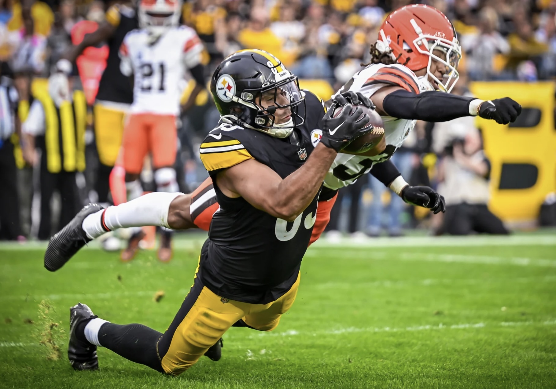 Connor Heyward scores a touchdown in the Steelers' 23-9 win over the Browns at Acrisure Stadium.