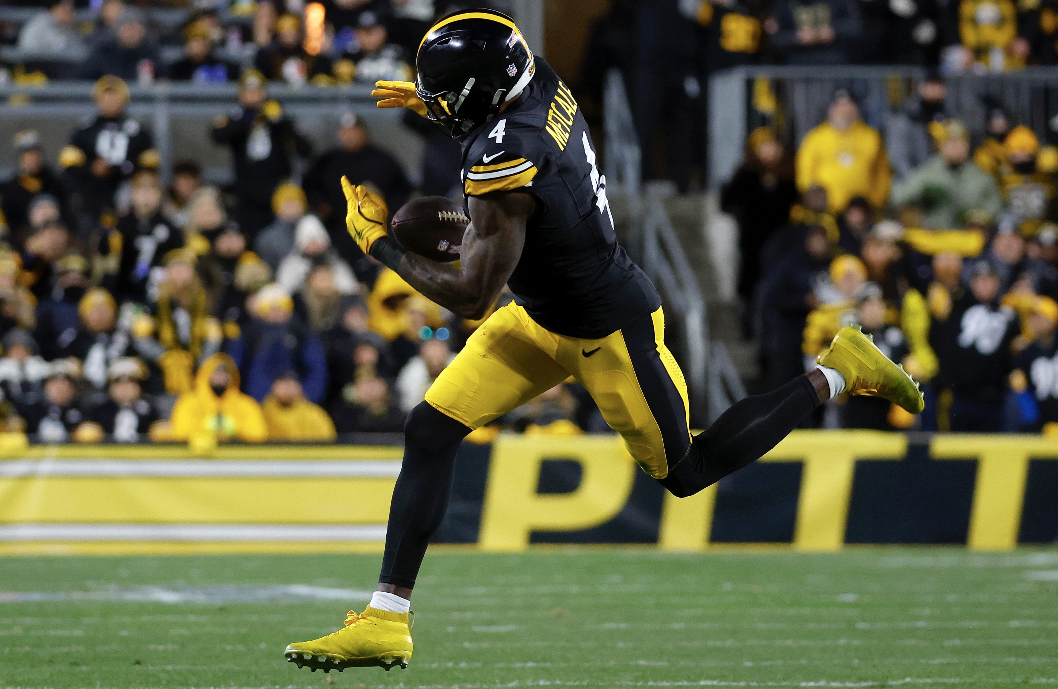 DK Metcalf drops a pass in the Steelers' 30-6 loss to the Texans on Monday night at Acrisure Stadium.