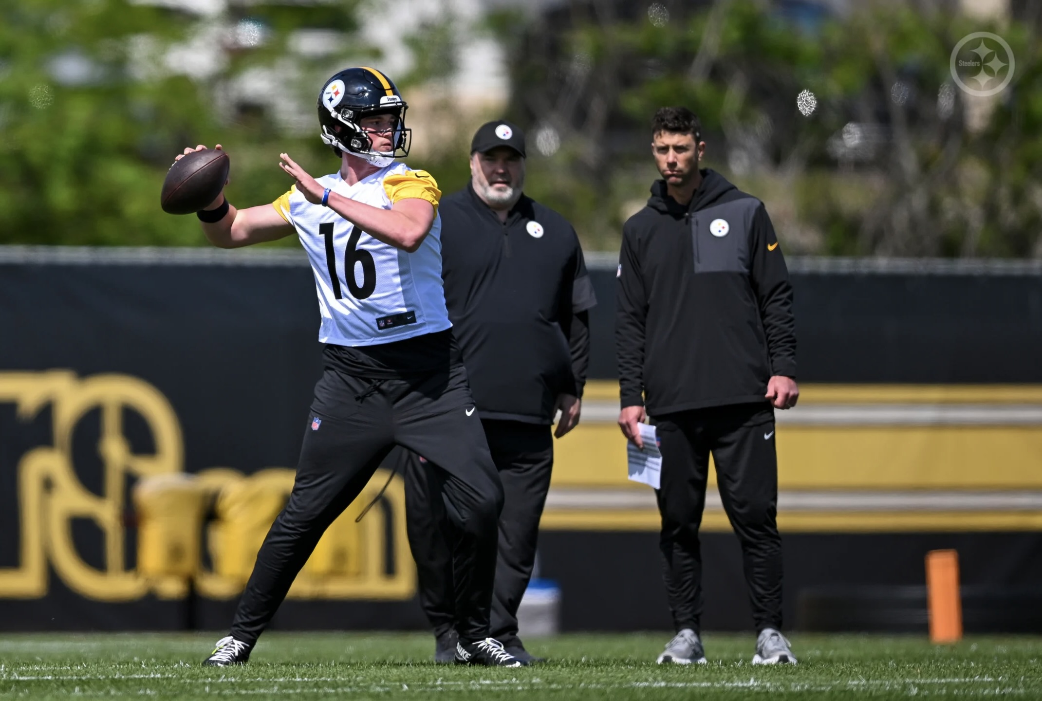 Mike McCarthy and Tom Arth look on as Drew Allar works out during rookie minicamp on May 8 on the South Side.