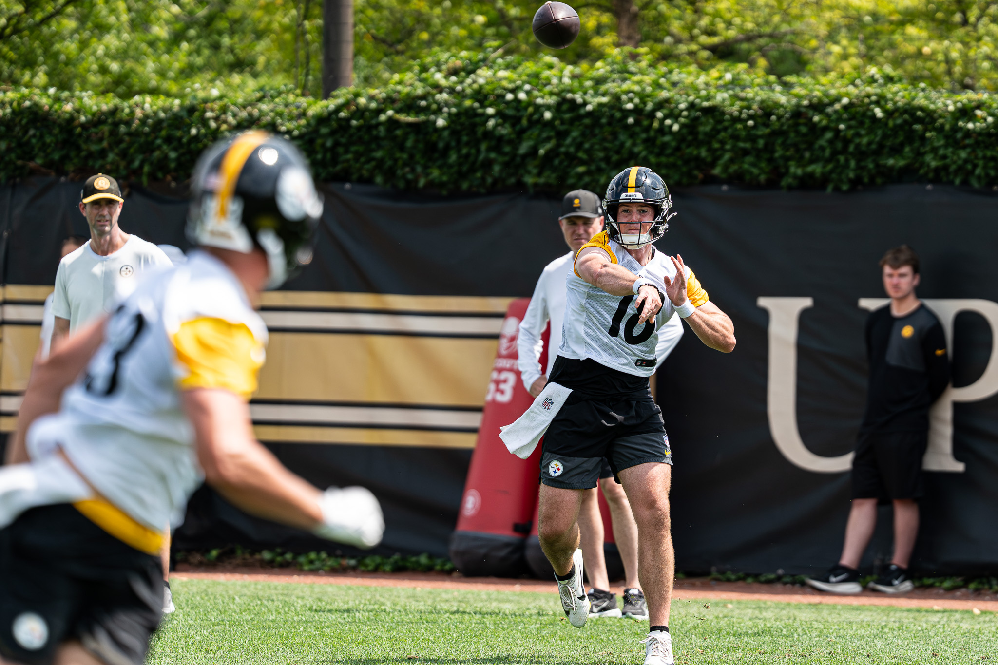 Will Howard targets Robert Tonyan with a pass Thursday during OTAs at the UPMC Rooney Sports Complex.