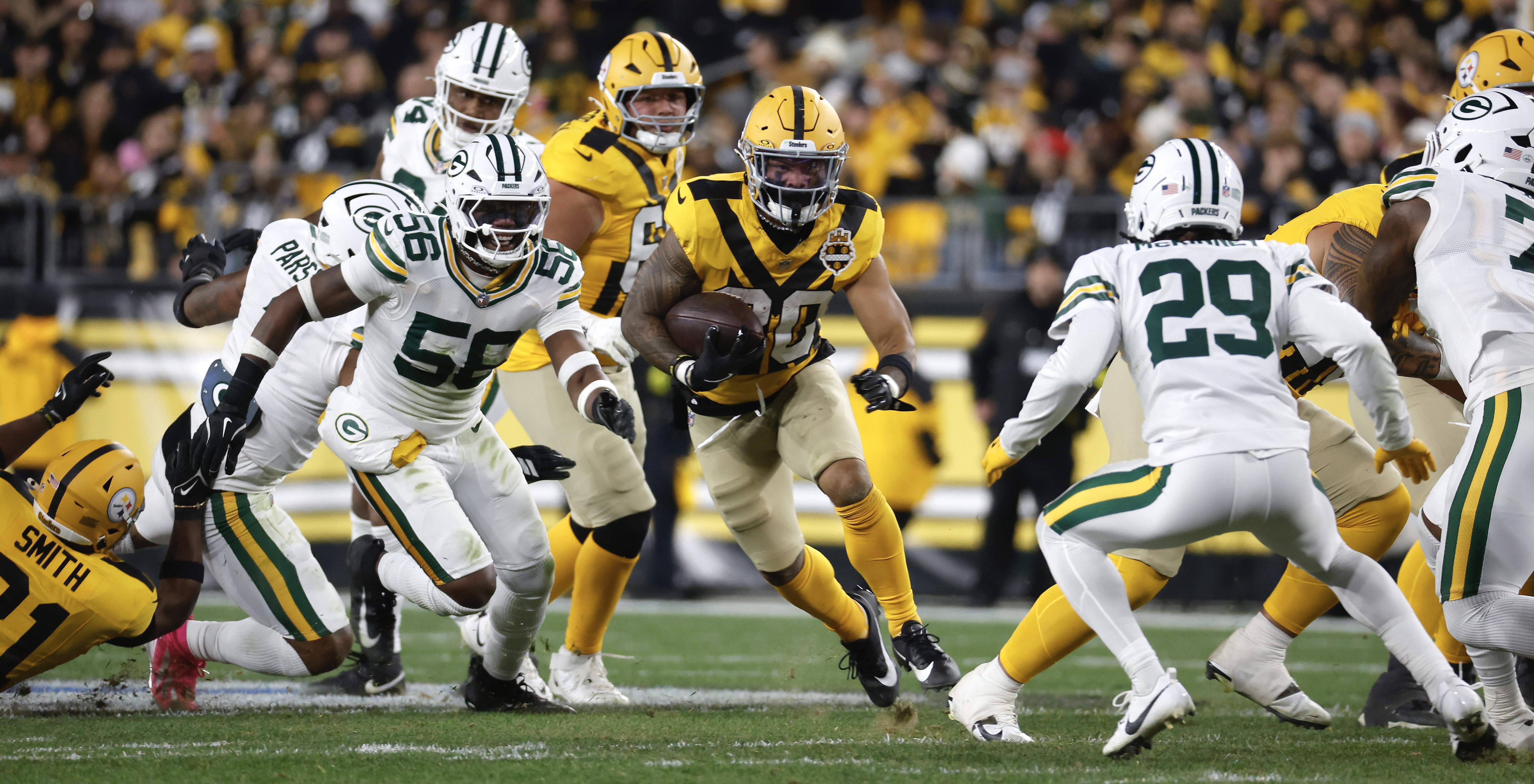 Jaylen Warren running against the Packers on Sunday night at Acrisure Stadium.