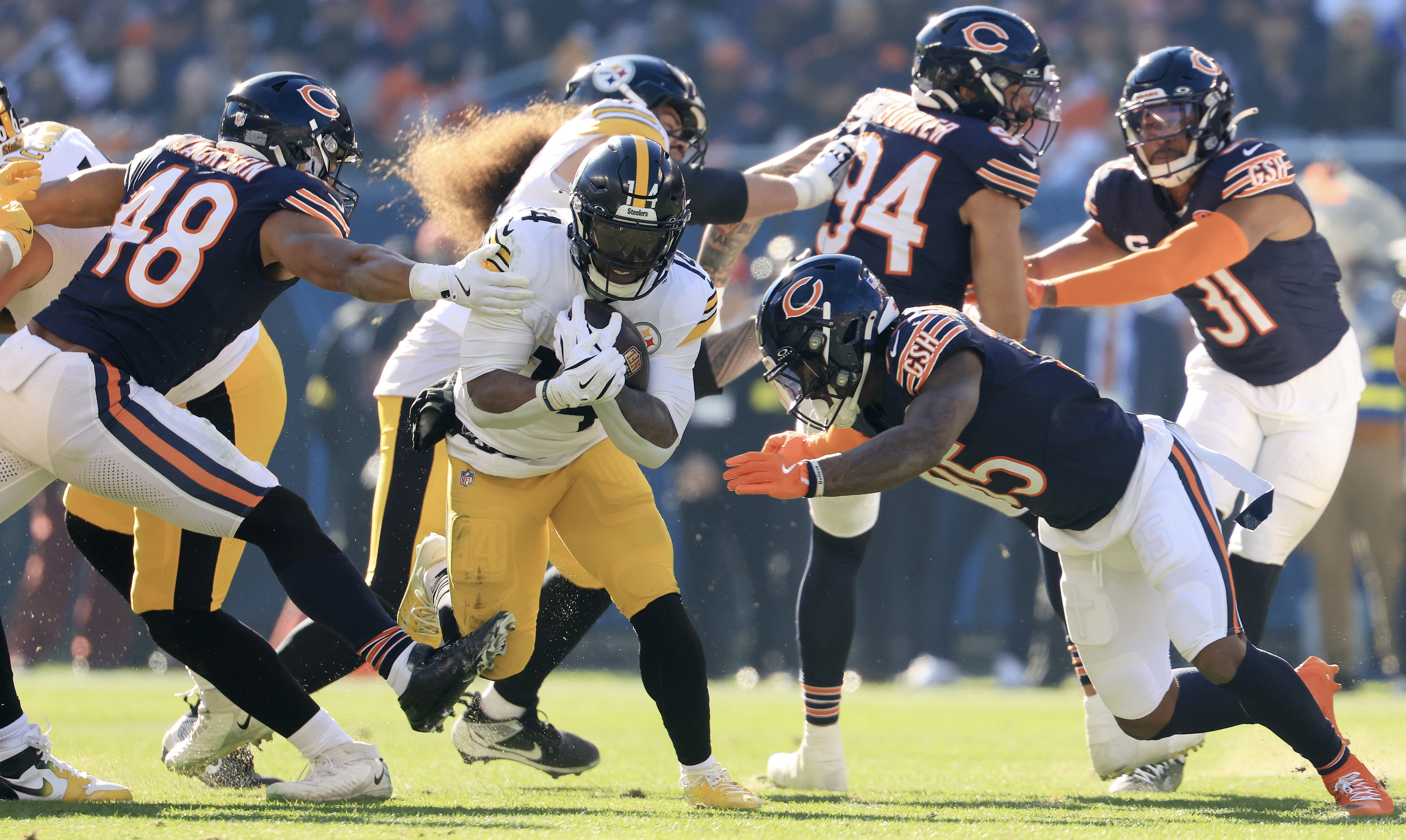 Kenneth Gainwell runs the ball in the Steelers' loss to the Bears on Sunday at Soldier Field.