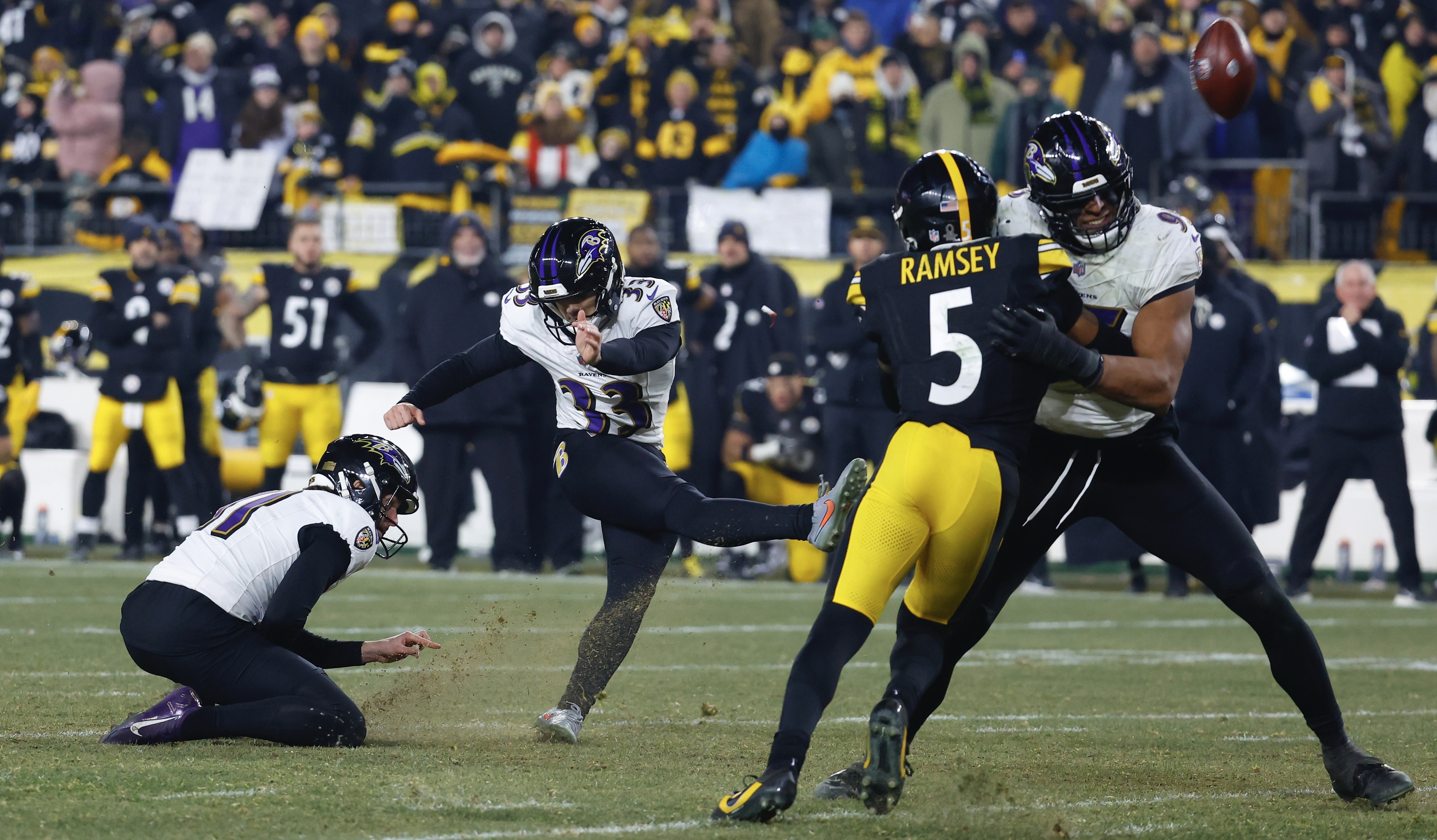 Tyler Loop misses a 45-yard field goal attempt as time expires in Steelers' 26-24 win over Ravens at Acrisure Stadium.