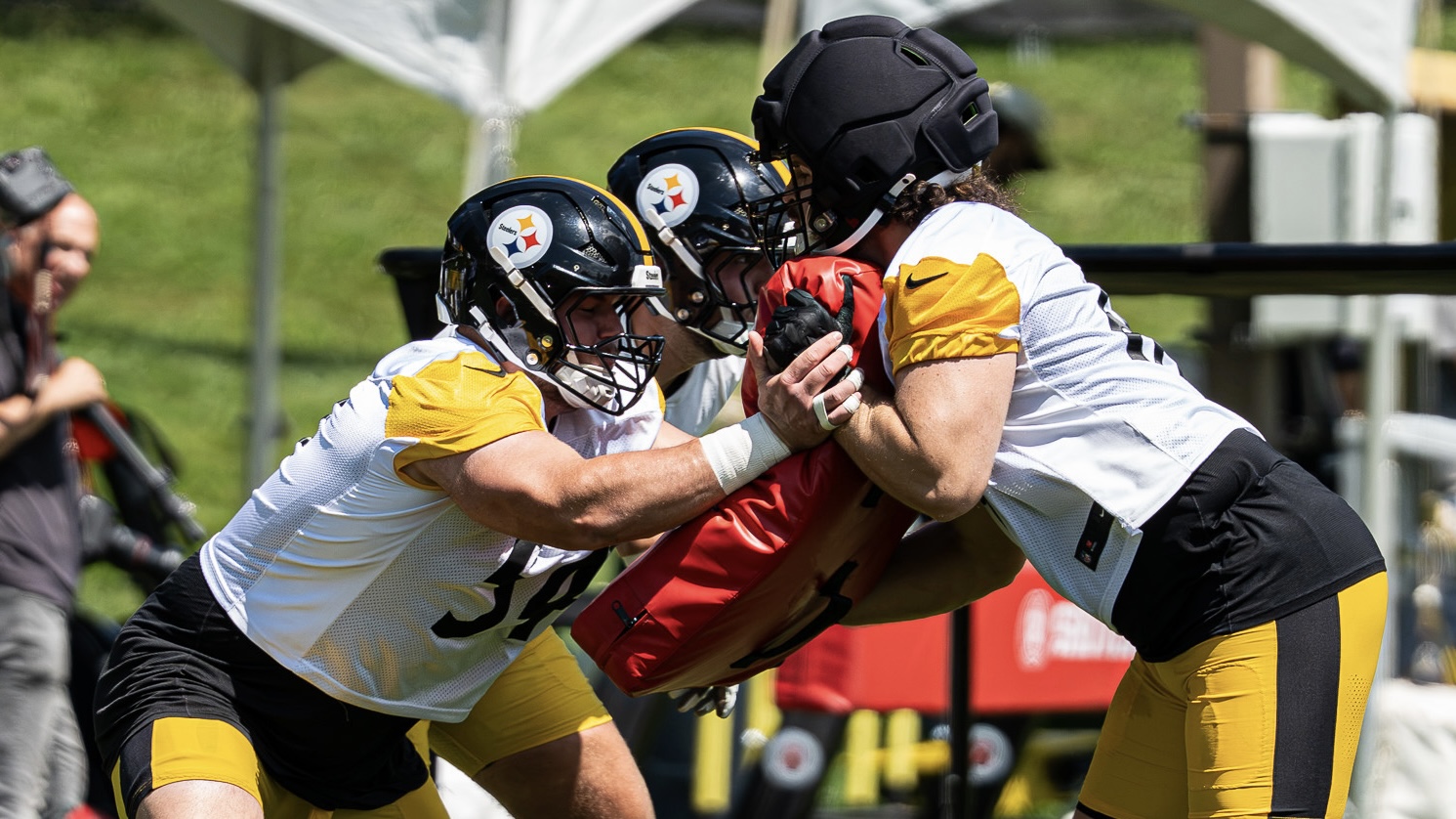Frazier finding his voice as leader on O-line