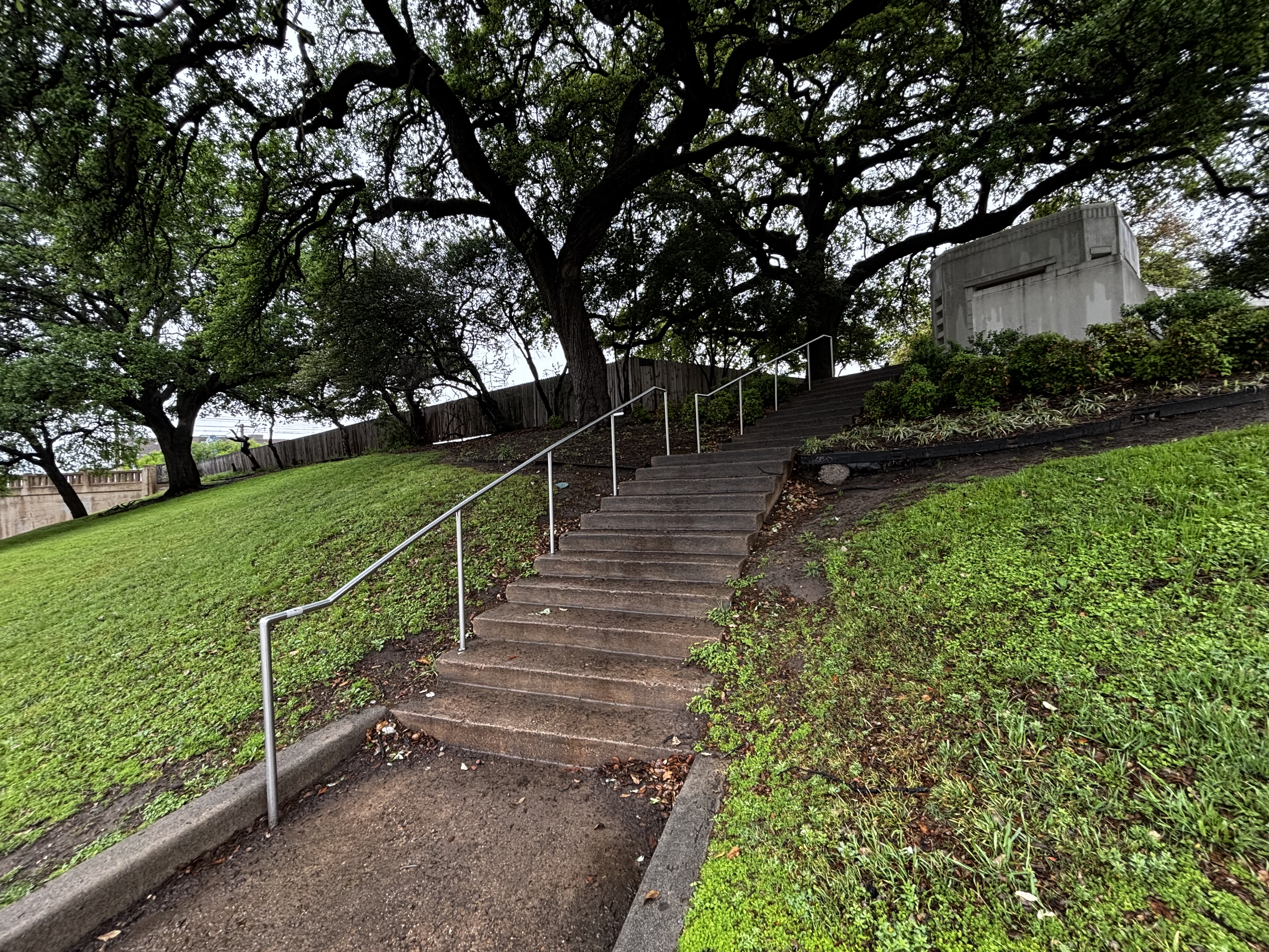 Grassy knoll, Dealey Plaza