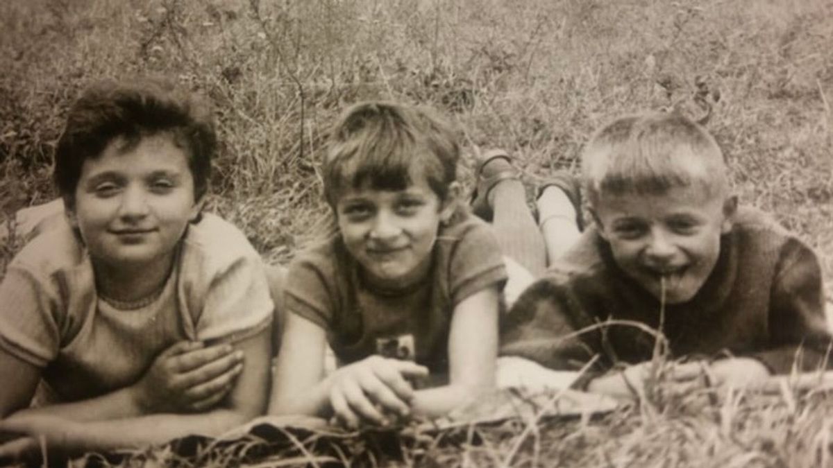 Zvezdana, Zorana and Dejan. Zvezdana, Zorana and Dejan.