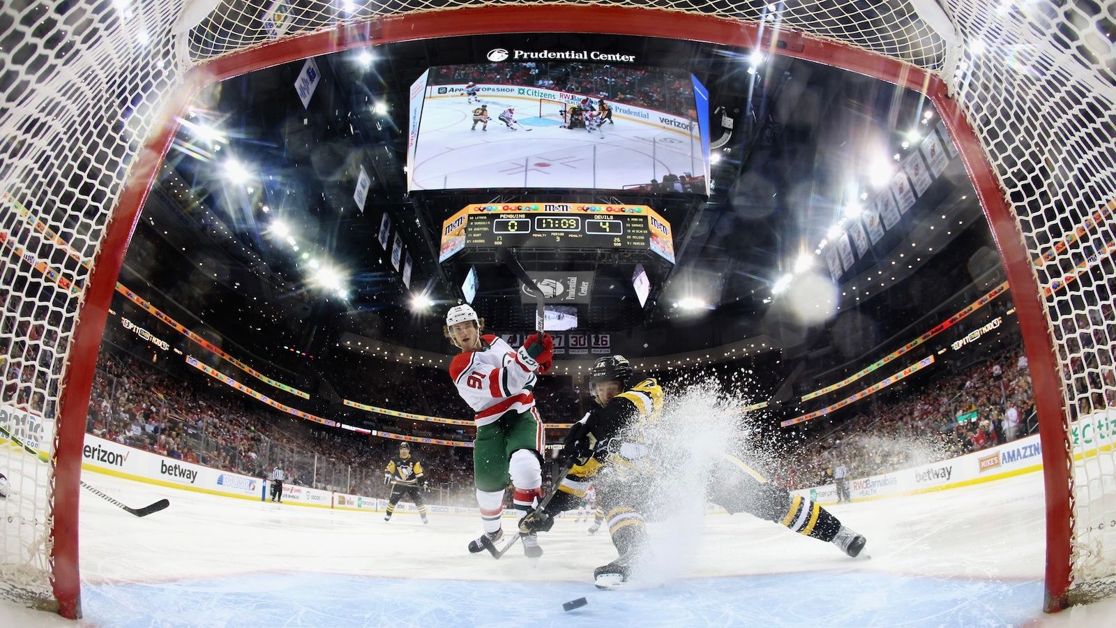 Crosby, Rust score as Penguins defeat Devils