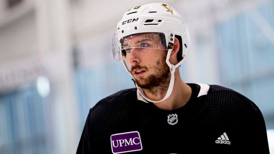 Stress levels rise as NHL trade deadline looms taken in Newark, N.J. (Penguins)