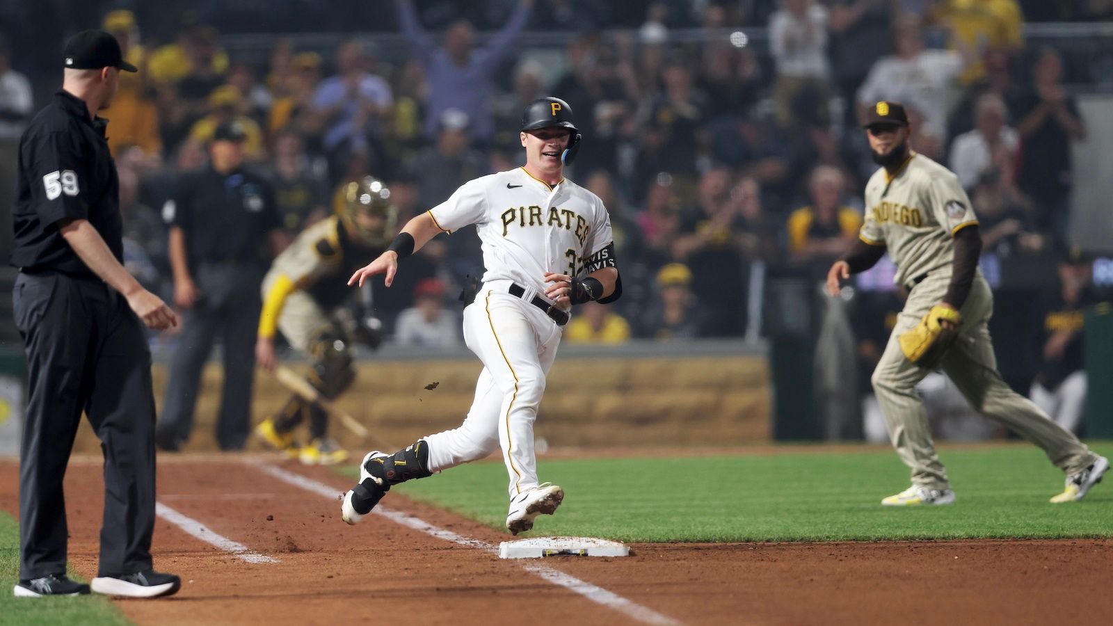 Rookies spark big inning for Pirates, show they can play winning baseball together