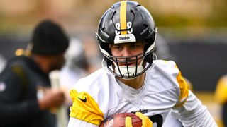Mike's Beer Bar War Room: Setting offseason objectives on offense taken on the South Side (Weekly Features). Photo by ABIGAIL DEAN / STEELERS