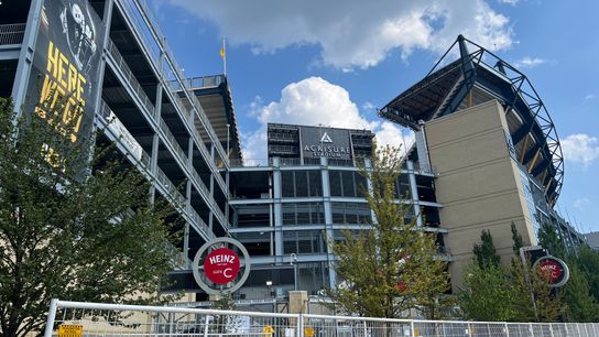 Steelers vs. Packers, 7:02 p.m. taken Pittsburgh (Live coverage). Photo by CHRIS HALICKE / DKPS