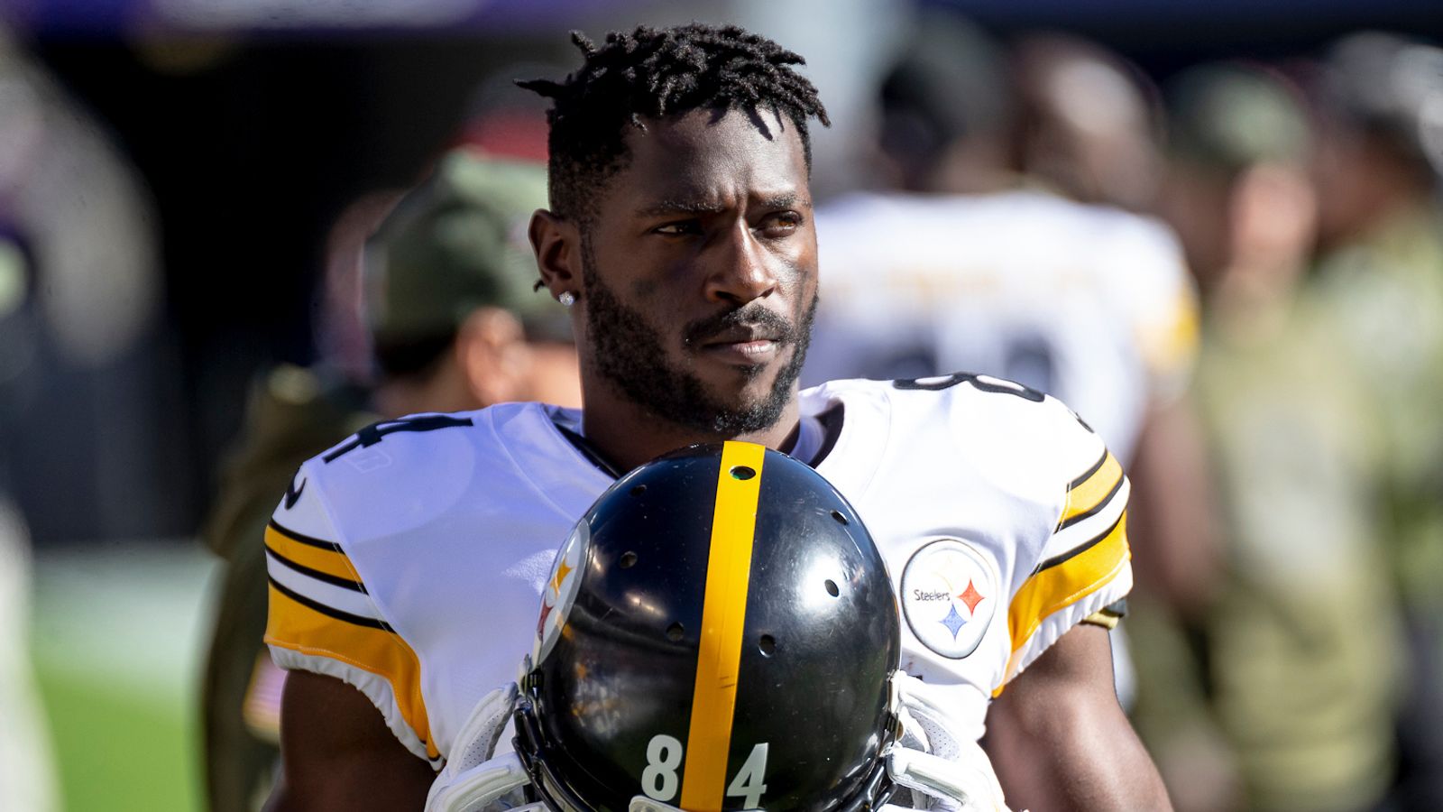 Report: AB threatening to retire from football over helmet