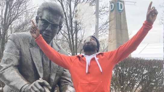 Tyrone Carter praises Steelers 'family' in series of emotional videos taken at Highmark Stadium (Steelers)