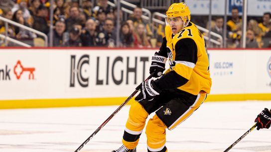 Malkin looks absolutely jacked in beach workouts taken at PPG Paints Arena (Courtesy of Point Park University)