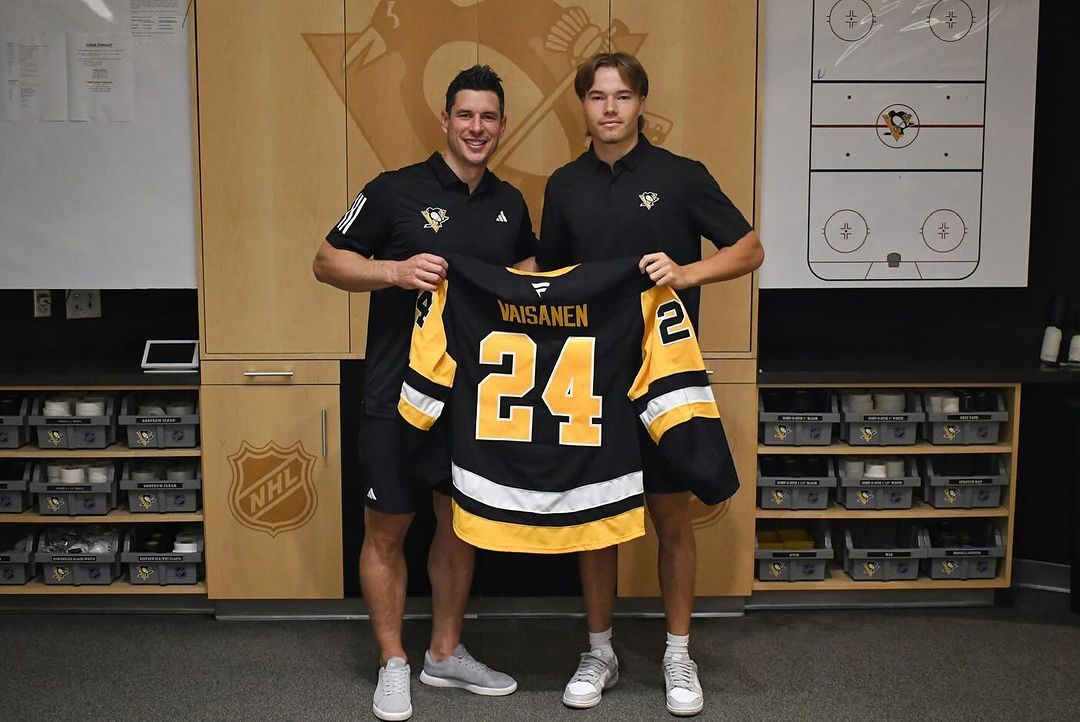 Sidney Crosby welcomes Joona Vaisanen to the organization during the Penguins' development camp.
