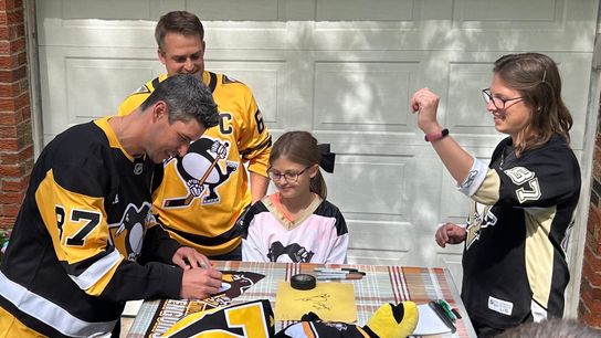 Crosby hardly stressing his contract situation taken in Sewickley, Pa. (Top story). Photo by JOSÉ NEGRON / DKPS